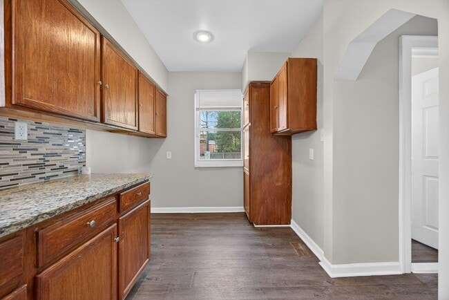 Building Photo - Spacious 3 bed 1.5bath Brick Colonial