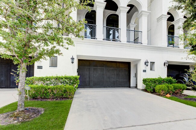 Building Photo - Spectacular Home 4 Bedrooms / 4.5 Bathroom...