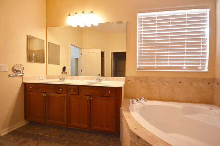 Building Photo - 610 Victoria Hills Dr