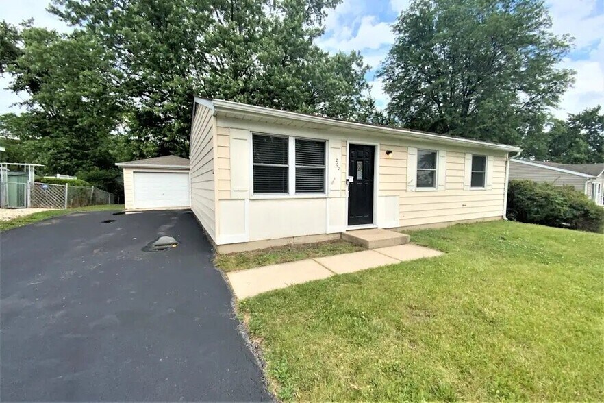 Building Photo - 200 Valley Dr