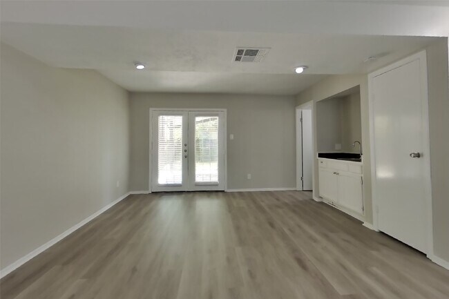 Building Photo - 8610 Pine Shores Dr