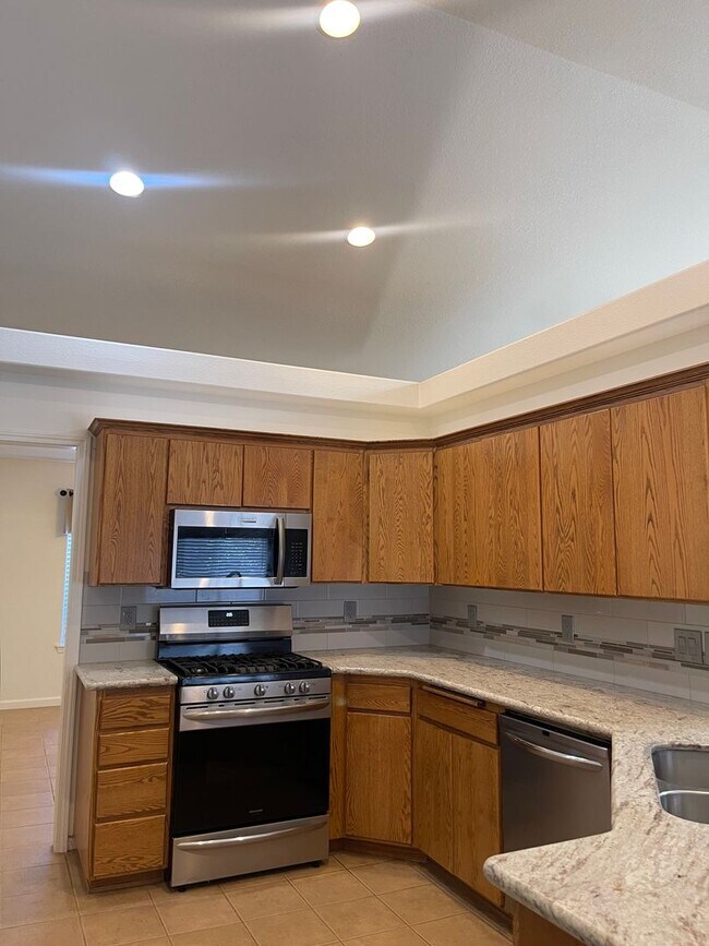 Building Photo - Charming Three Bedroom Pet Friendly Home in Lebanon Or!