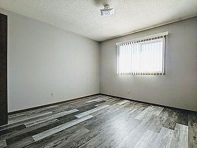 Building Photo - 230 Leighton Dr