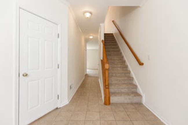 Building Photo - Spacious, Large, Luxury 3 Bedroom Townhous...