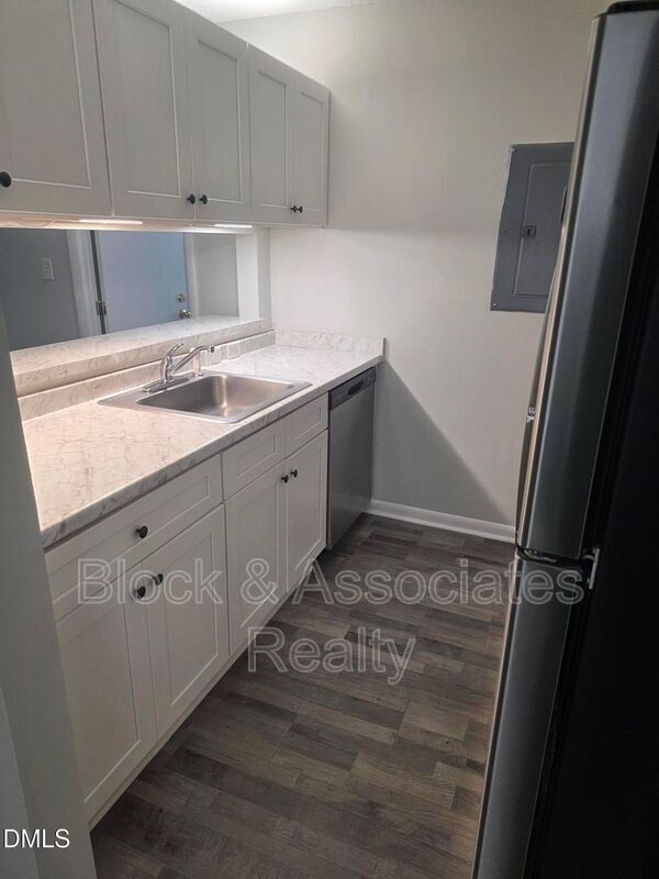 Building Photo - 1411 Collegiate Cir