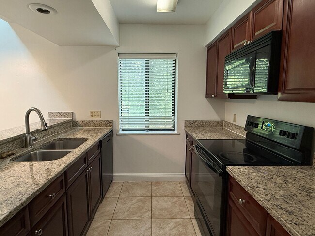 Building Photo - Soaring Ceilings, 2 bedrooms w/a loft