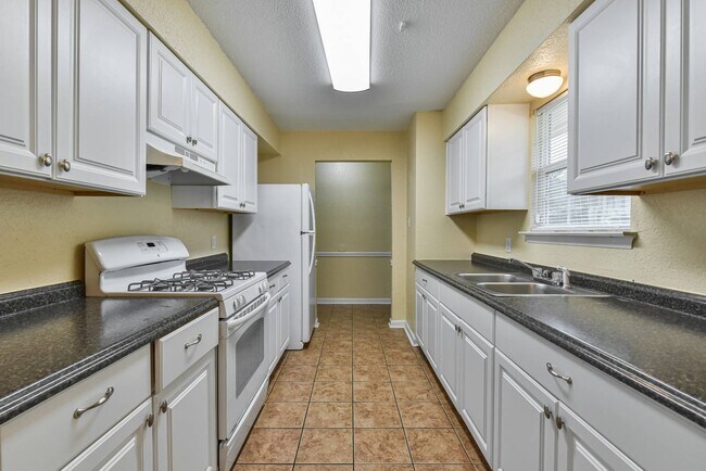 Building Photo - 1149 Royal Crest Dr