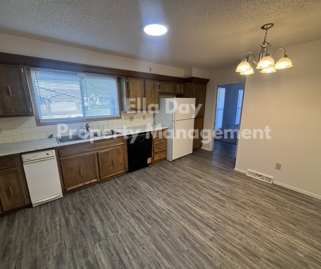 Building Photo - 2006 S White Oak Dr