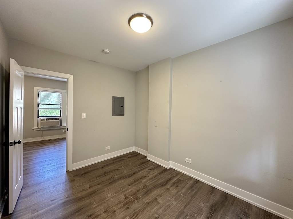Building Photo - 721 W Brompton Ave