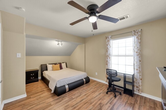 Building Photo - 125 Pine St