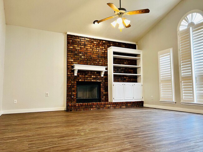 Building Photo - Beautiful 3BD 2BA Corner-Lot Home Located ...