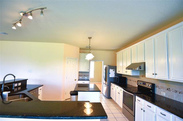 Building Photo - 3921 Lakeside Dr