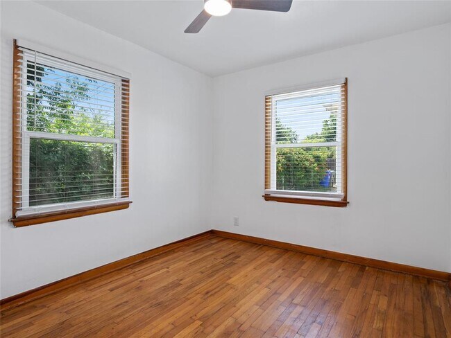 Building Photo - 426 S Ponca Ave