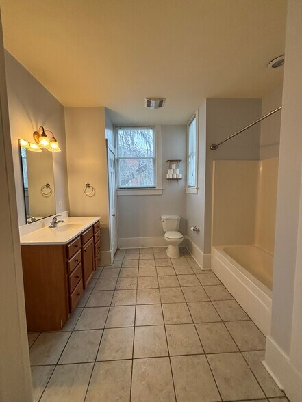 Bathroom - 1902 Barnard St