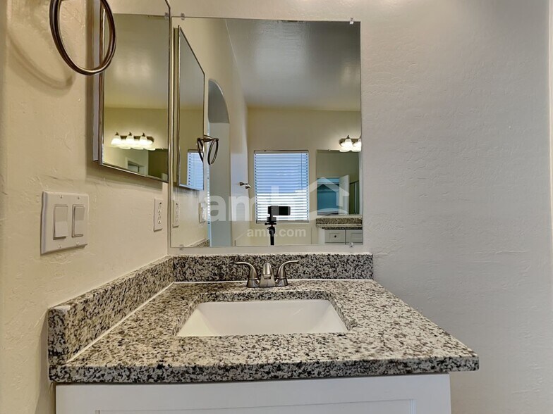 Building Photo - 12751 W Glenrosa Dr