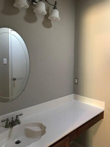 Primary bath - 525 Oxford Loop