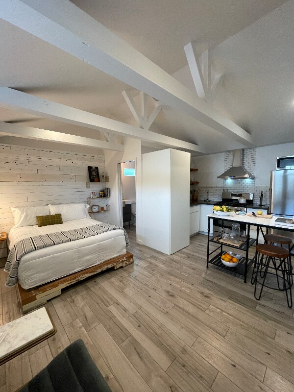 Building Photo - 463 Menker Ave