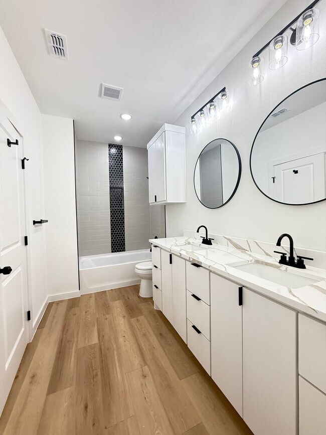 Building Photo - Spectacular Town-Home in West Lubbock!