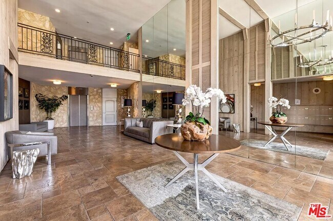 Building Photo - 809 S Bundy Dr