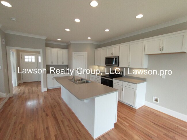 Building Photo - Upscale Three Bedroom in Colonial Green with Garage