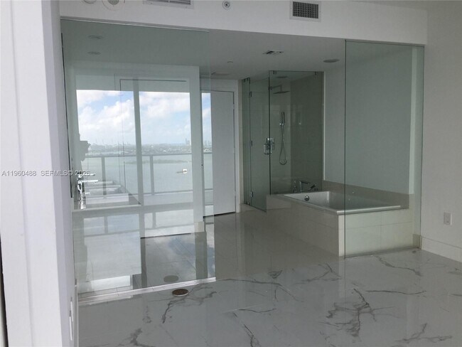 Building Photo - 650 NE 32nd St