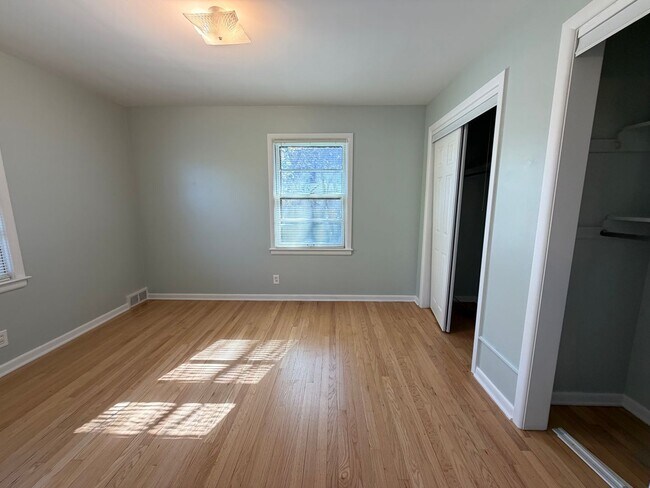 Building Photo - Charming Updated 3-Bedroom in the Heart of Alger Heights