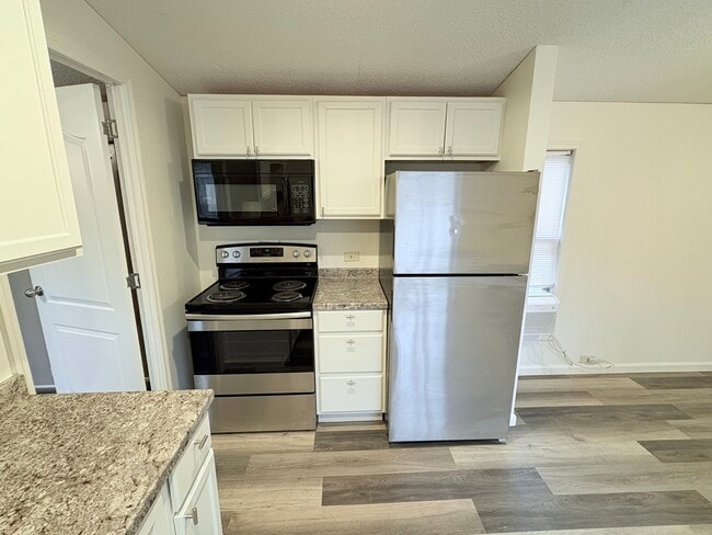 Building Photo - 930 Cedar Village Ln