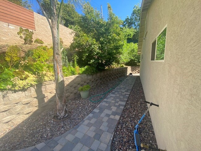 Building Photo - Beautiful 5 Bed, 2 Bath with Large Yard in Mount Helix!!