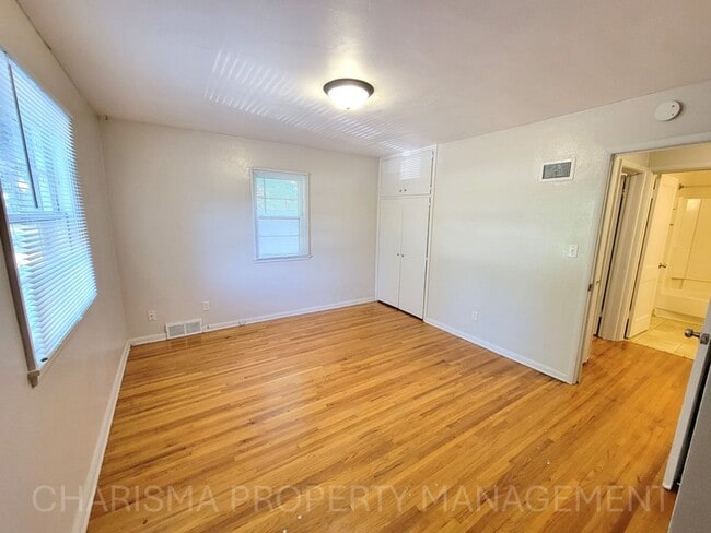 Building Photo - SPACIOUS TWO BEDROOM ONE BATH DUPLEX!! GREAT AMENITIES, LOCATION, AND PRICE!
