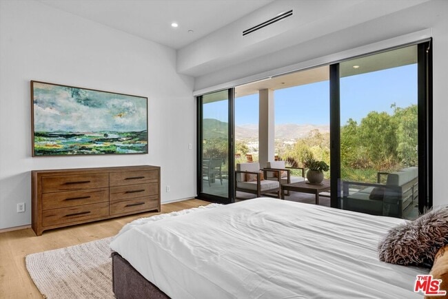 Building Photo - 6656 Dume Dr
