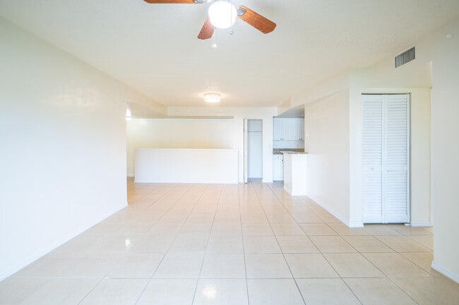 Building Photo - 1300 Crestwood Ct S