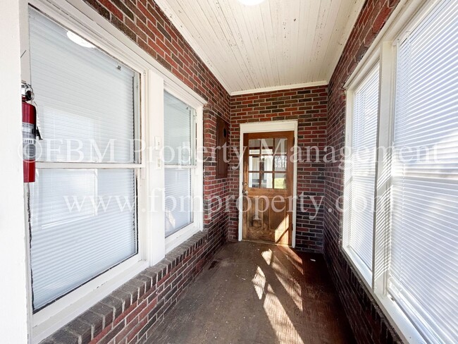 Building Photo - 211 W. Jefferson St - Beautiful 3 Bedroom,...