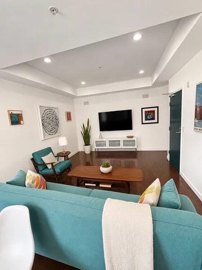 Building Photo - Modern Townhome, 1,270 Sq Ft, 2 En Suite Bedrooms on Separate Levels, Private Roof Deck