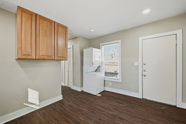 Building Photo - 514 S Chandler Ave