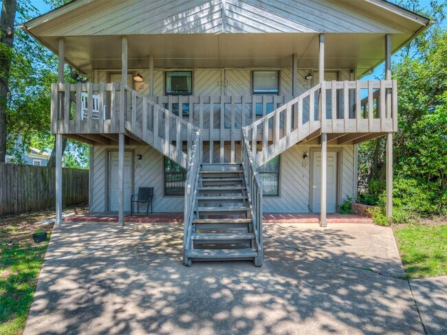 Building Photo - 131 W Acres St