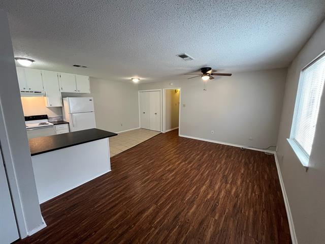 Building Photo - 4919 Lovell Ave