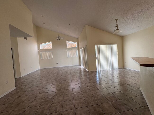Building Photo - 2 Story Home. 3bed/3bath home/bonus room