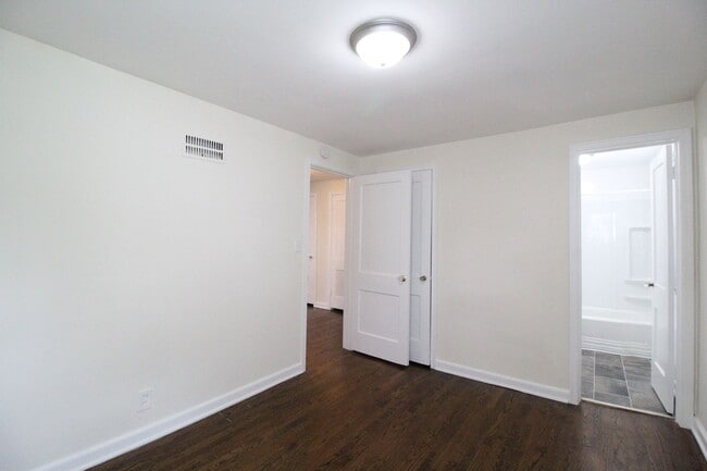 Building Photo - One Bedroom Duplex in North Kansas City