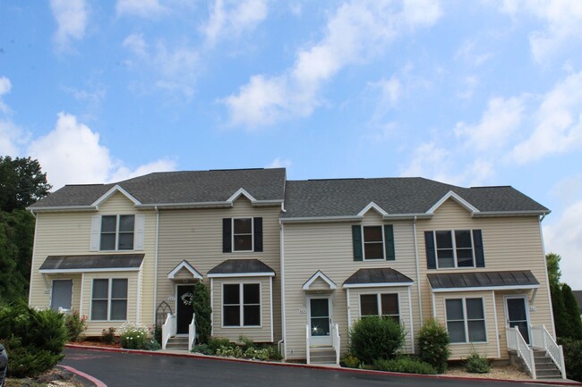Building Photo - 865 Camelot Ln