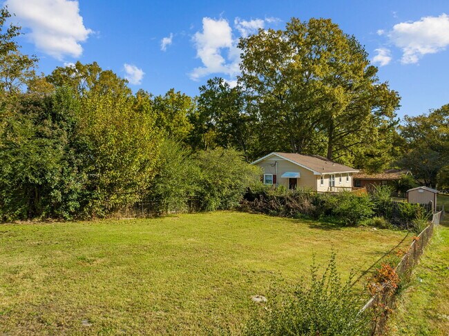Building Photo - "2-Bed Bungalow with Granite Touches & Gleaming Hardwoods in Durham!"