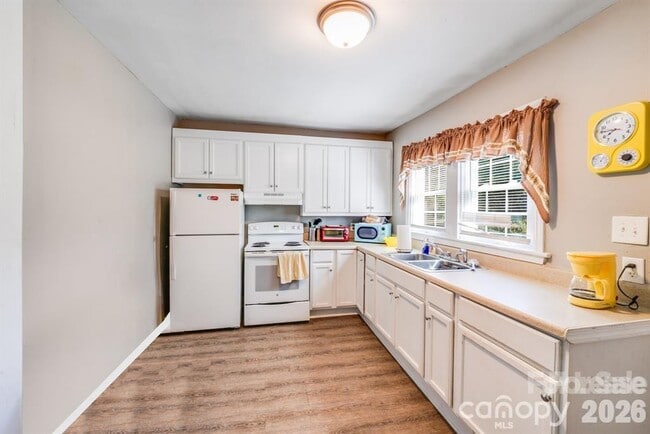 Building Photo - 301 S Mountain St