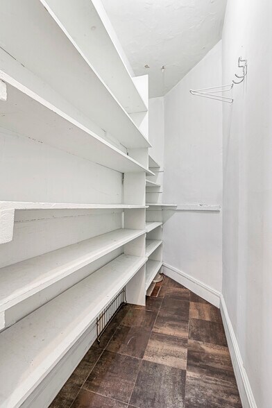 Building Photo - 553 Undercliff Ave