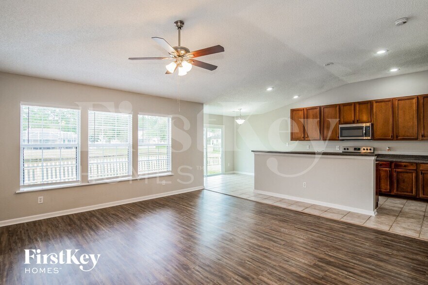 Building Photo - 12241 Pebble Point Dr W