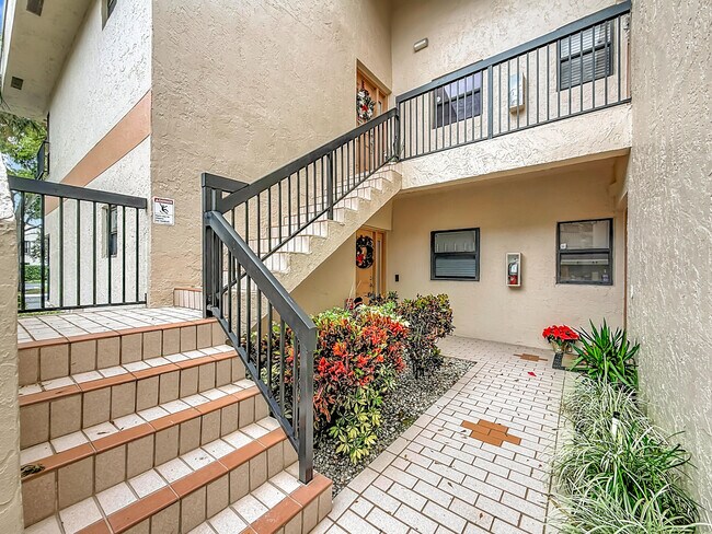 Building Photo - 2846 Carambola Cir S