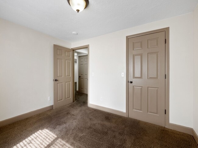 Building Photo - 25 E 2250 N