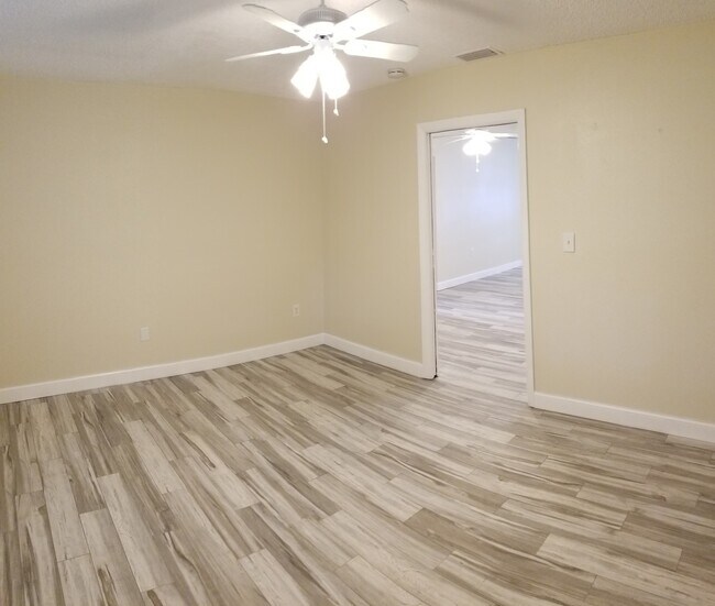 Building Photo - 3 Bedroom 2 Bath Home in Pinellas Park