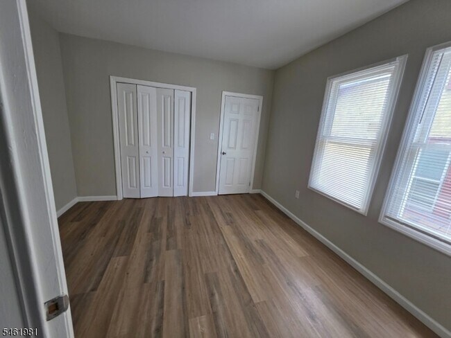 Building Photo - 37 Mapes Ave