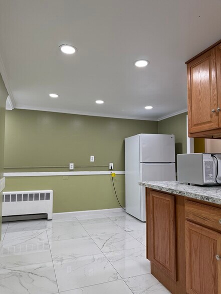 Building Photo - 214 Columbia St