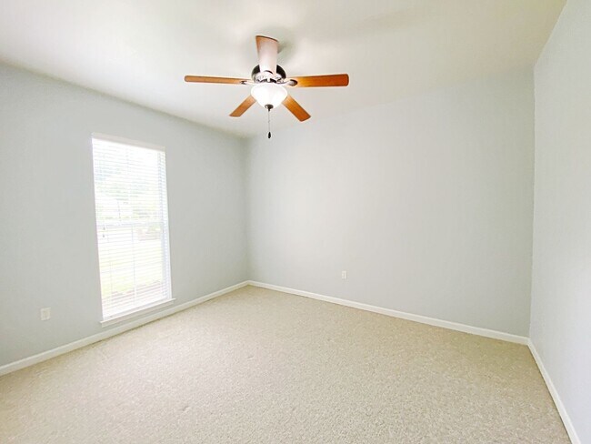 Building Photo - 4 Bedroom House Available Now in Riverbend...