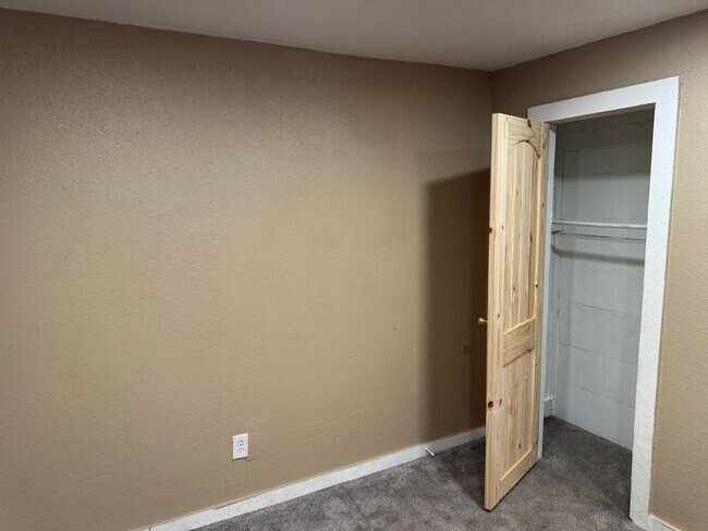 Building Photo - Newly Remodeled 3-4 bedroom Single family home